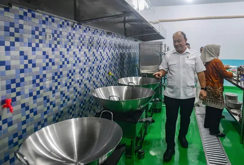 Kepala BGN Dadan Hindayana melihat dapur Satuan Pelayanan Pemenuhan Gizi, (SPPG) saat Grand Lunching Nasional SPPG Terintegrasi di Lapangan Dapur SPPG-MBG kawasan Tanah Sareal Kota Bogor, Jawa Barat, Selasa (23/12/2025).