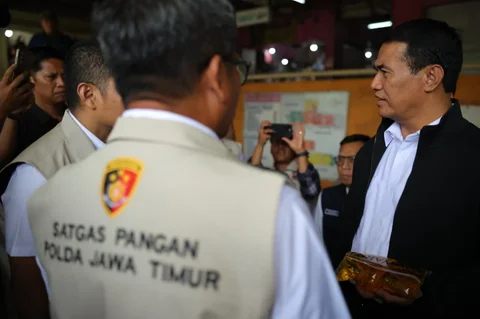 Menteri Pertanian Andi Amran Sulaiman saat melakukan inspeksi mendadak harga pangan di Pasar Wonokromo, Surabaya, Selasa (23/12/25),
