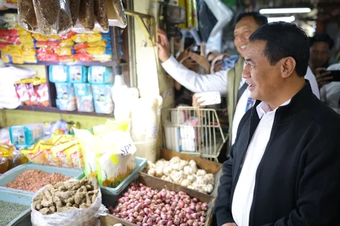 Menteri Pertanian Andi Amran Sulaiman saat melakukan inspeksi mendadak harga pangan di Pasar Wonokromo, Surabaya, Selasa (23/12/25),