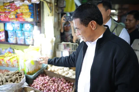 Menteri Pertanian Andi Amran Sulaiman saat melakukan inspeksi mendadak harga pangan di Pasar Wonokromo, Surabaya, Selasa (23/12/25),