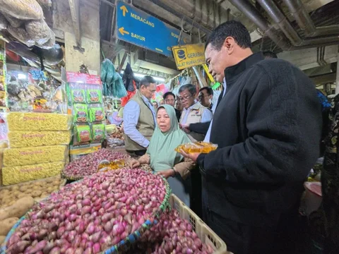 Menteri Pertanian Andi Amran Sulaiman saat melakukan inspeksi mendadak harga pangan di Pasar Wonokromo, Surabaya, Selasa (23/12/25),
