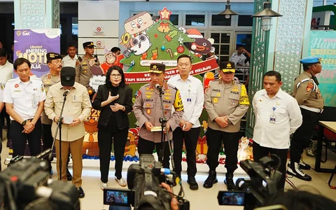 Kapolri Jenderal Pol Listyo Sigit Prabowo saat meninjau arus angkutan Natal 2025 dan Tahun Baru 2026 di Stasiun Senen, Jakarta, Selasa (23/12/2025).