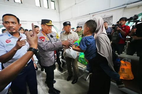 Kapolri Jenderal Pol Listyo Sigit Prabowo saat meninjau arus angkutan Natal 2025 dan Tahun Baru 2026 di Stasiun Senen, Jakarta, Selasa (23/12/2025).
