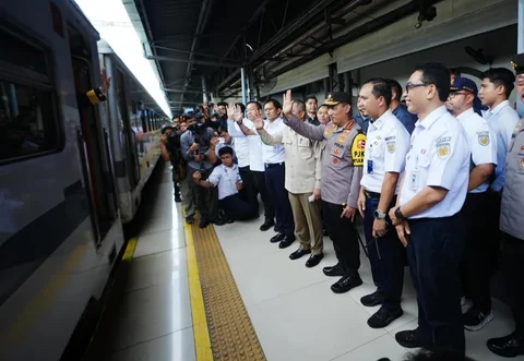 Kapolri Jenderal Pol Listyo Sigit Prabowo saat meninjau arus angkutan Natal 2025 dan Tahun Baru 2026 di Stasiun Senen, Jakarta, Selasa (23/12/2025).