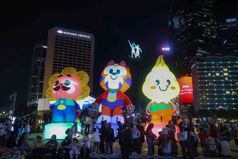 Warga menikmati suasana Jakarta Light Festival 2025 di sekitar Bundaran Hotel Indonesia, Jakarta, Selasa (23/12/2025).