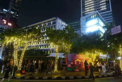 Warga menikmati suasana Jakarta Light Festival 2025 di sekitar Bundaran Hotel Indonesia, Jakarta, Selasa (23/12/2025).