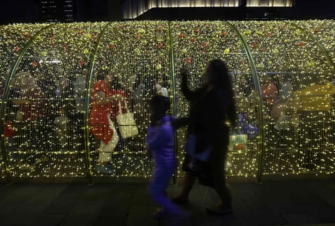 Warga menikmati suasana Jakarta Light Festival 2025 di sekitar Bundaran Hotel Indonesia, Jakarta, Selasa (23/12/2025).