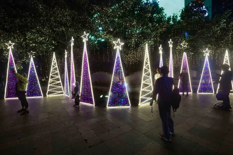 Warga menikmati suasana Jakarta Light Festival 2025 di sekitar Bundaran Hotel Indonesia, Jakarta, Selasa (23/12/2025).