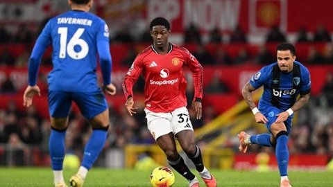 Kobbie Mainoo dan Bruno Fernandes - Manchester City Vs Manchester United di final Piala FA 2023/2024 (AFP/Justin Tallis)