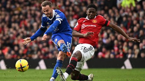 Kobbie Mainoo dan Bruno Fernandes - Manchester City Vs Manchester United di final Piala FA 2023/2024 (AFP/Justin Tallis)