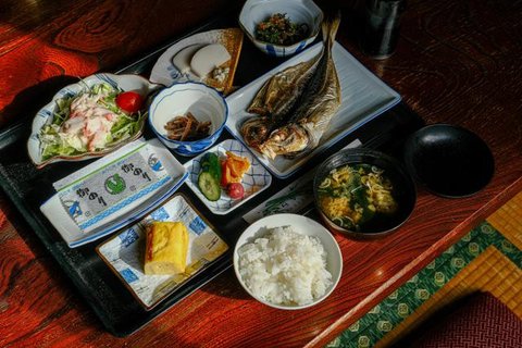 Tips Pola Makan Sehat Selama Libur Akhir Tahun (Sumber: gemini.com)