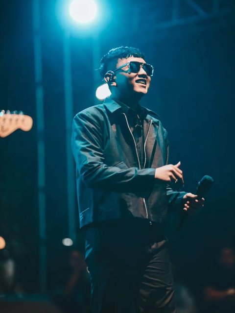Lagu "Tunggal Eka" dari Denny Caknan, persembahan cinta untuk istri yang kini trending #1 di YouTube Indonesia. Lagu ini sarat makna kesetiaan dan doa. (Foto: Dok. Instagram @denny_caknan