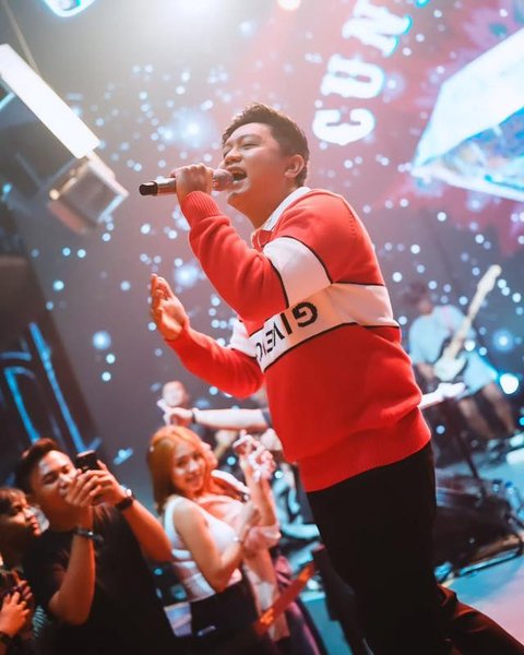 Lagu "Tunggal Eka" dari Denny Caknan, persembahan cinta untuk istri yang kini trending #1 di YouTube Indonesia. Lagu ini sarat makna kesetiaan dan doa. (Foto: Dok. Instagram @denny_caknan