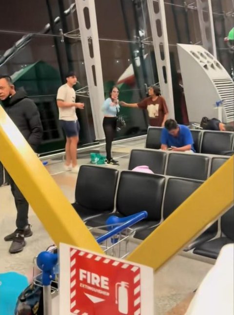 Seorang perempuan ditangkap setelah sebuah video viral mengklaim ia telah tinggal di Bandara Kuala Lumpur, Malaysia, selama satu tahun. (dok. tangkapan layar TikTok @raef_benzemi/https://www.