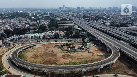 Pandangan udara Off Ramp Jatiwaringin Tol Becakayu yang mulai beroperasi, Selasa (25/10/2022). Kepala Dishub DKI Jakarta Syafrin Liputo mengungkapkan rekayasa lalu lintas dilakukan karena Off