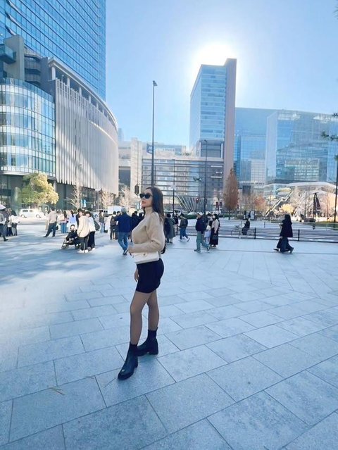 Gaya Aura Kasih liburan ke luar negeri. [IG: @aurakasih]