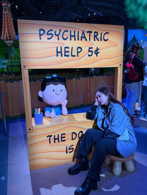 Gaya Aura Kasih liburan ke luar negeri. [IG: @aurakasih]