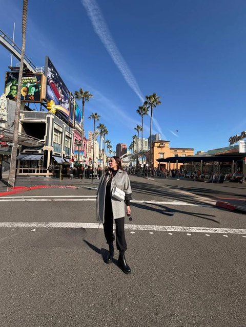 Gaya Aura Kasih liburan ke luar negeri. [IG: @aurakasih]