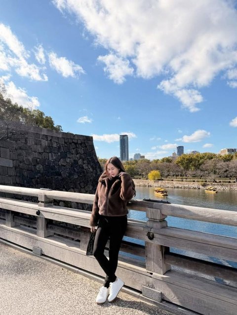 Gaya Aura Kasih liburan ke luar negeri. [IG: @aurakasih]