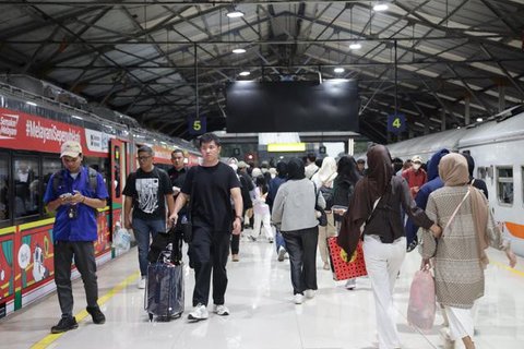 PT Kereta Api Indonesia (Persero) memberikan diskon tarif kereta api sebesar 25 persen bagi pelanggan kereta api jarak jauh berbagai kelas dalam rangka libur Nataru (Natal dan Tahun Baru) 202