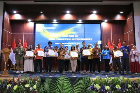 Menteri Kependudukan dan Pembangunan Keluarga/Kepala BKKBN Wihaji saat kegiatan Berbagi Praktik Baik Program Keluarga Berencana dan Kesehatan Reproduksi pada peringatan Hari Ibu 2025 di kantor Kemendukbangga/BKKBN, Selasa (23/12/2025).