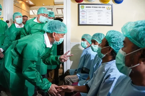 Menteri Kependudukan dan Pembangunan Keluarga/Kepala BKKBN Wihaji menemui para peserta vasektomi saat mengantre panggilan untuk dilakukan tindakan vasektomi di Majalengka, Jawa Barat (21/04/2025).