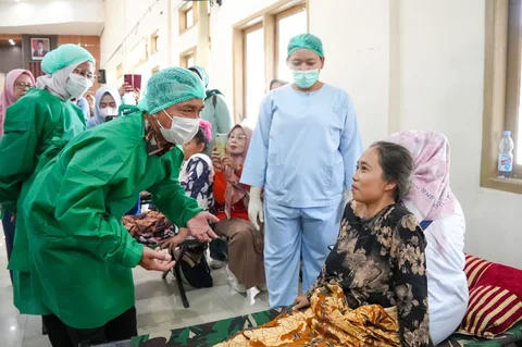 Menteri Kependudukan dan Pembangunan Keluarga/Kepala BKKBN Wihaji menemui salah satu peserta yang telah menjalani tubektomi di Majalengka, Jawa Barat (22/04/2025).