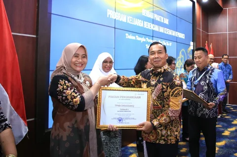Menteri Kependudukan dan Pembangunan Keluarga/Kepala BKKBN Wihaji saat kegiatan Berbagi Praktik Baik Program Keluarga Berencana dan Kesehatan Reproduksi pada peringatan Hari Ibu 2025 di kantor Kemendukbangga/BKKBN, Selasa (23/12/2025).