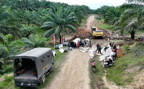 Personel Kodim 0104/Aceh Timur bersama Yonif TP 853/Bawar Reje Bur saat menyelesaikan pembangunan jembatan Armco di Dusun Leupon, Gampong Bukit Kuta, Aceh Timur, Selasa (23/12/2025).
