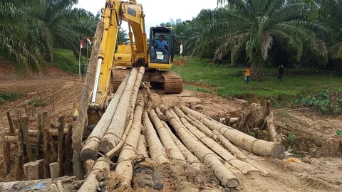 Personel Kodim 0104/Aceh Timur bersama Yonif TP 853/Bawar Reje Bur saat menyelesaikan pembangunan jembatan Armco di Dusun Leupon, Gampong Bukit Kuta, Aceh Timur, Selasa (23/12/2025).