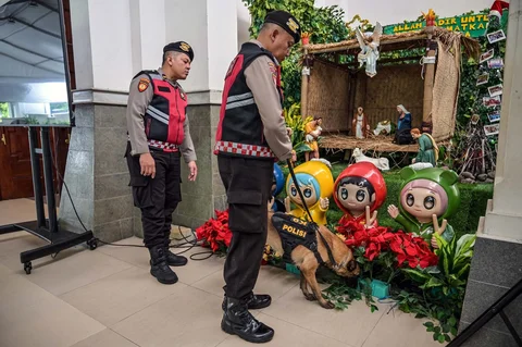 Anggota K9 Polri melakukan pemeriksaan keamanan di Gereja Katedral Hati Kudus Yesus menjelang  malam Natal di Surabaya, Provinsi Jawa Timur, Rabu (24/12/2025).