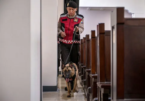 Anggota K9 Polri melakukan pemeriksaan keamanan di Gereja Katedral Hati Kudus Yesus menjelang  malam Natal di Surabaya, Provinsi Jawa Timur, Rabu (24/12/2025).