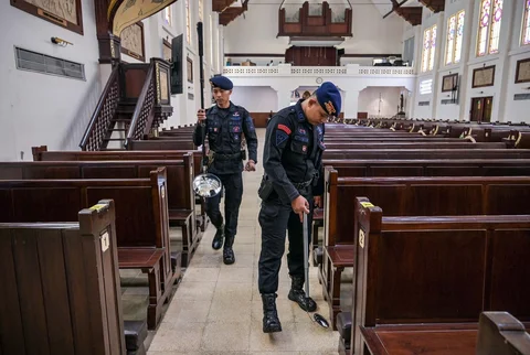 Anggota Gegana Brimob  Polri melakukan pemeriksaan keamanan di Gereja Katedral Hati Kudus Yesus menjelang  malam Natal di Surabaya, Provinsi Jawa Timur, Rabu (24/12/2025).