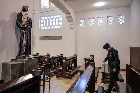 Anggota Gegana Brimob  Polri melakukan pemeriksaan keamanan di Gereja Katedral Hati Kudus Yesus menjelang  malam Natal di Surabaya, Provinsi Jawa Timur, Rabu (24/12/2025).