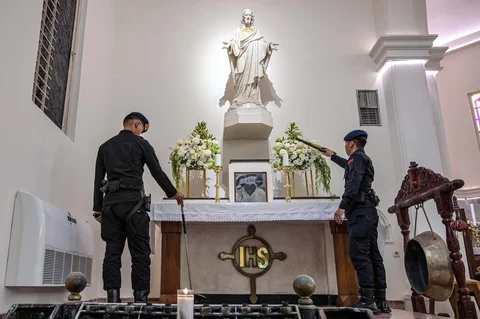 Anggota Gegana Brimob  Polri melakukan pemeriksaan keamanan di Gereja Katedral Hati Kudus Yesus menjelang  malam Natal di Surabaya, Provinsi Jawa Timur, Rabu (24/12/2025).