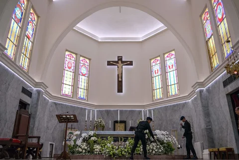 Anggota Gegana Brimob  Polri melakukan pemeriksaan keamanan di Gereja Katedral Hati Kudus Yesus menjelang  malam Natal di Surabaya, Provinsi Jawa Timur, Rabu (24/12/2025).