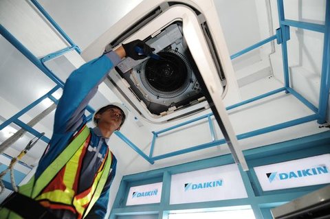 Menteri Perindustrian Agus Gumiwang Kartasasmita