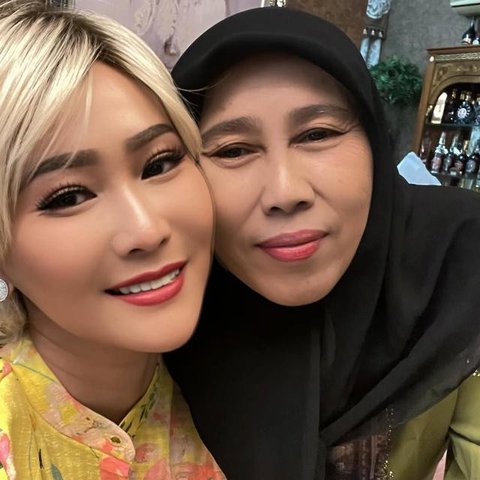 Potret Ibunda Inul Daratista yang Awet Muda/ Instagram @inul.d