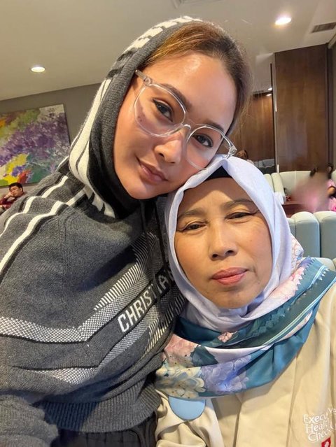 Potret Ibunda Inul Daratista yang Awet Muda/ Instagram @inul.d