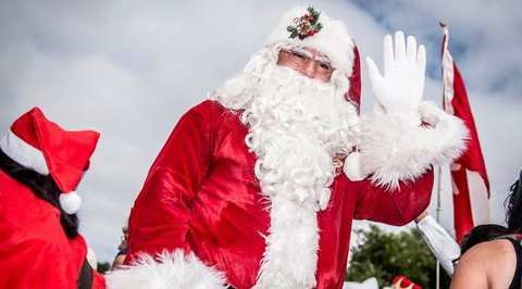 Peserta mengambil bagian dalam Santa's Fun Run di Riga, Latvia, Minggu (8/12/2019). Ini merupakan acara amal yang pesertanya bersenang-senang dengan berlari atau berjalan kaki sambil mengenak