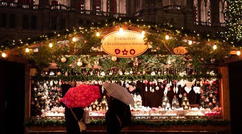 ide jualan makanan di dekat gereja saat Natal. Gemini