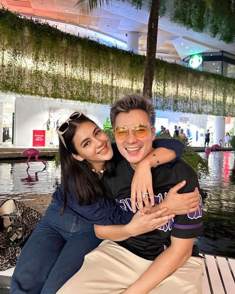 Potret Tasya Farasya dan Ahmad Assegaf hadiri acara sekolah anak usai ambil rapor. [Foto: IG/@tasyafarasya]