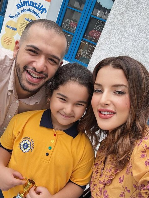 Potret Tasya Farasya dan Ahmad Assegaf hadiri acara sekolah anak usai ambil rapor. [Foto: IG/@tasyafarasya]