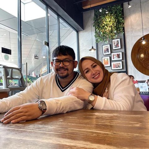 Potret Tasya Farasya dan Ahmad Assegaf hadiri acara sekolah anak usai ambil rapor. [Foto: IG/@tasyafarasya]