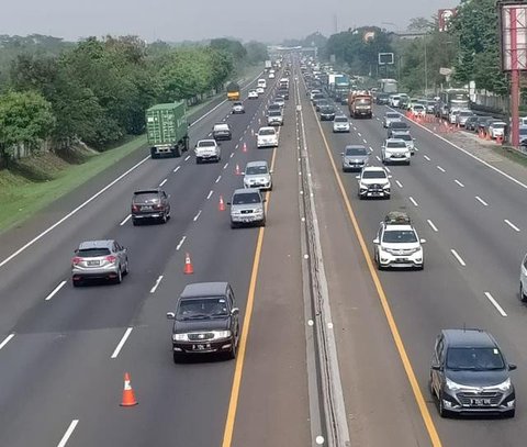 Rest Area KM 57 Tol Cikampek tampak ramai jelang puncak arus mudik lebaran 2025. (Liputan6.com/Radityo Priyasmoro)