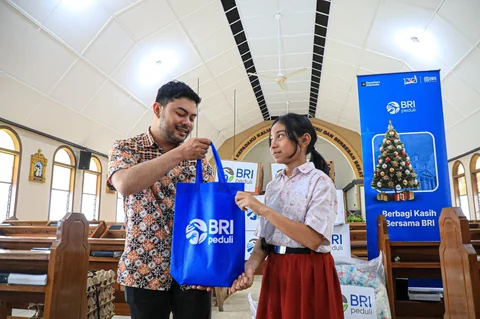 BRI Peduli salurkan bantuan sembako bagi warga Paroki Santa Melania Bandung saat perayaan Natal