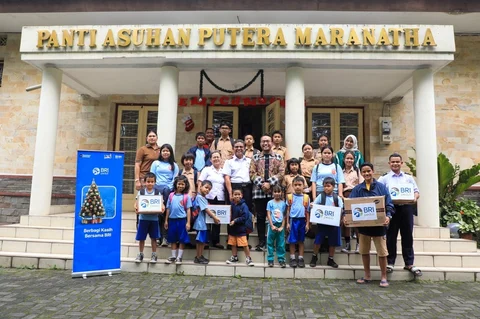 BRI Peduli salurkan bantuan sembako bagi warga Paroki Santa Melania Bandung saat perayaan Natal