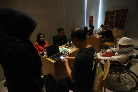 Pengunjung melakukan registrasi tiket di Planetarium Taman Ismail Marzuki, Jakarta, Kamis (25/12/2025).