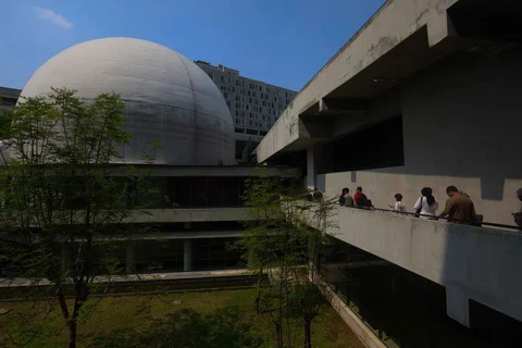 Pengunjung berjalan di Planetarium Taman Ismail Marzuki, Jakarta, Kamis (25/12/2025).