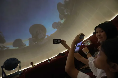 Pengunjung menyaksikan wahana edukasi di Planetarium Taman Ismail Marzuki, Jakarta, Kamis (25/12/2025).